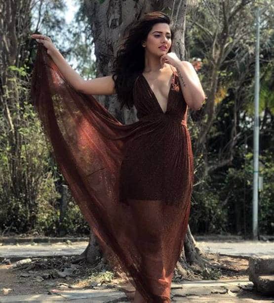 बिग बॉस कंटेस्टेंट दलजीत का बोल्ड लुक, बैक फ्लॉन्ट करते हुए शेयर की फोटो