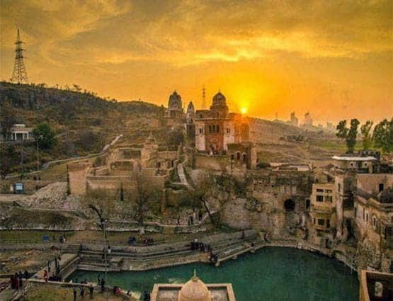 PAK का ये शिव मंदिर है खास, प्रियंका और सोनिया गांधी भी यहां कराती हैं पूजा