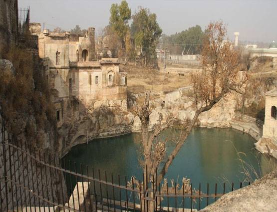 PAK का ये शिव मंदिर है खास, प्रियंका और सोनिया गांधी भी यहां कराती हैं पूजा