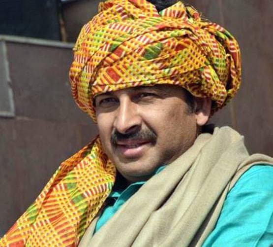 कभी फीस के लिए की थी ड्राइवर की नौकरी, अब हैं दिल्ली BJP का सबसे बड़ा चेहरा