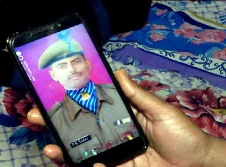 पुलवामा का एक सालः शहीद की पत्नी से ससुराल वालों ने छीन लिए पैसे