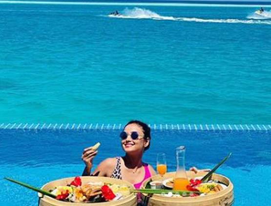 समंदर में 'टीवी की नागिन' का फ्लोटिंग ब्रेकफास्ट, बोल्ड लुक में आईं नजर