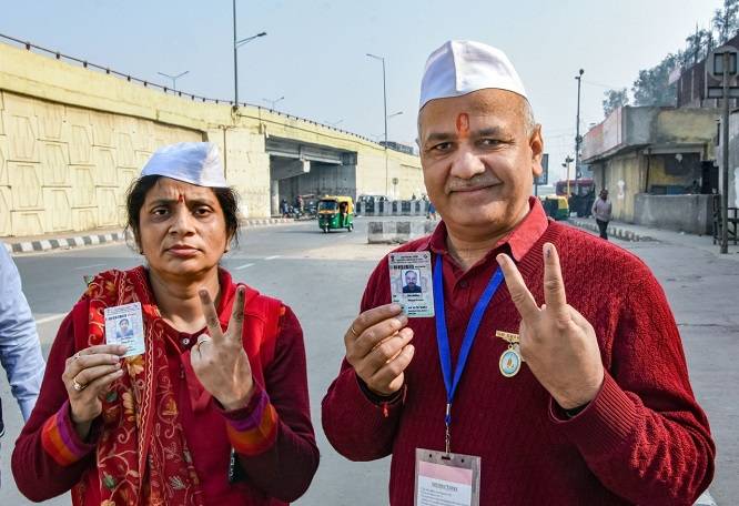 मफलर में वोट डालने पहुंचे केजरीवाल, भगवा रंग में नजर आए भाजपाई