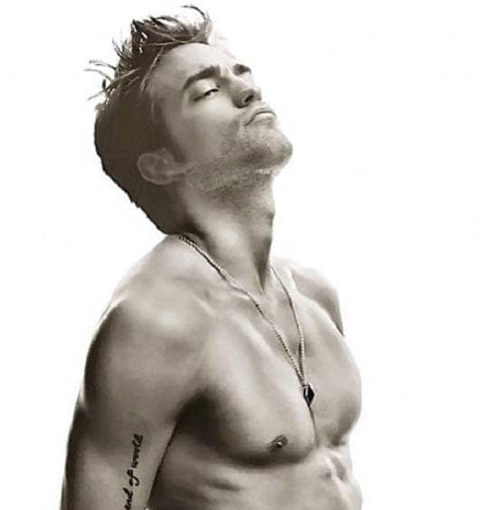 ये एक्टर चुना गया दुनिया का सबसे खूबसूरत पुरुष, ब्रैड पिट को भी पछाड़ा