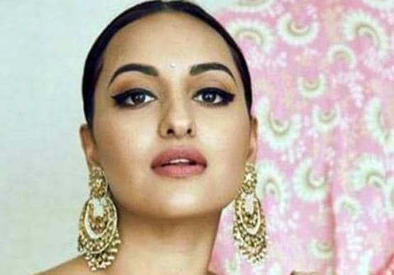 सोनाक्षी ने फोटो शेयर कर लिखा- देखो...मगर प्यार से, लोगों ने किया ट्रोल