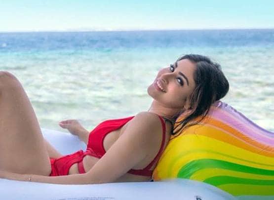 वेकेशन के लिए मालदीव पहुंचीं मौनी रॉय, रेड मोनोकनी में दिया पोज