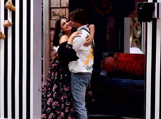 BB के बाद भी हिमांशी के लिए आसिम सीरियस, पिता से मिलवाया