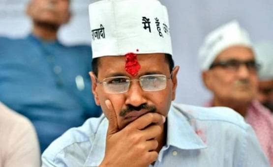 केजरीवाल के सिर से गायब AAP की टोपी, माथे पर तिलक सजाकर ली शपथ