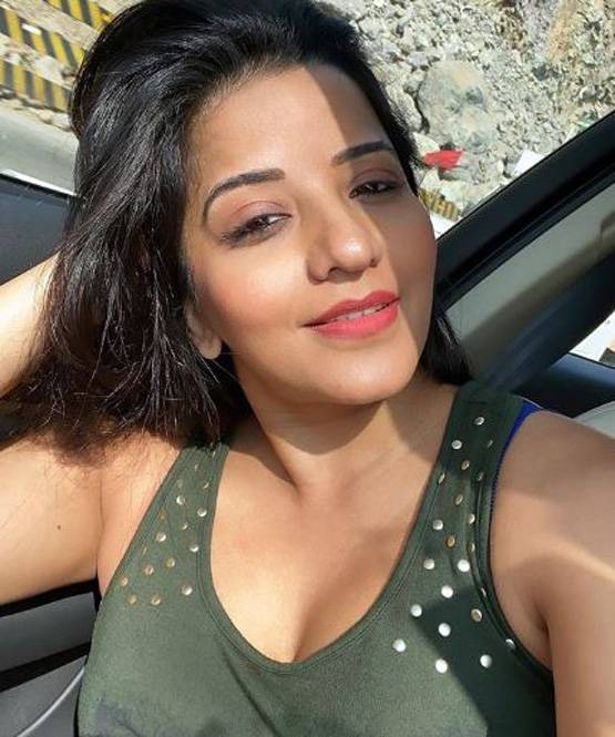 मोनोकनी में मोनालिसा का बोल्ड लुक, शेयर की स्विमिंग पूल की तस्वीरें