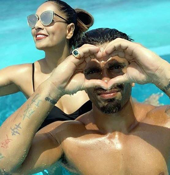 मालदीव हॉलिडे पर रोमांटिक हुए बिपाशा-करण, पूल में किया लिपलॉक