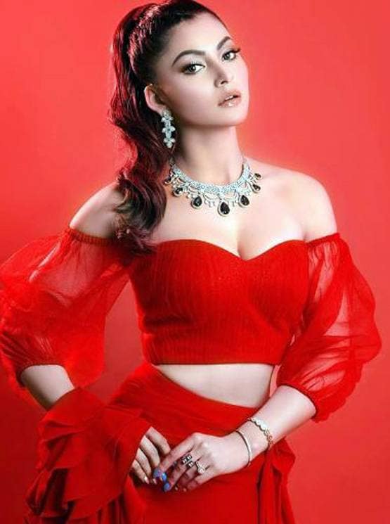 ग्लैमरस लुक छोड़ भूल भुलैया की मंजुलिका बनीं उर्वशी, तस्वीरें देख सभी हैरान