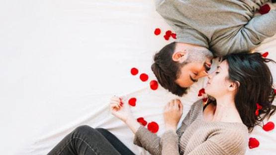 गर्लफ्रेंड के बदलते मूड से हैं परेशान? उसकी राशि में छुपा है राज