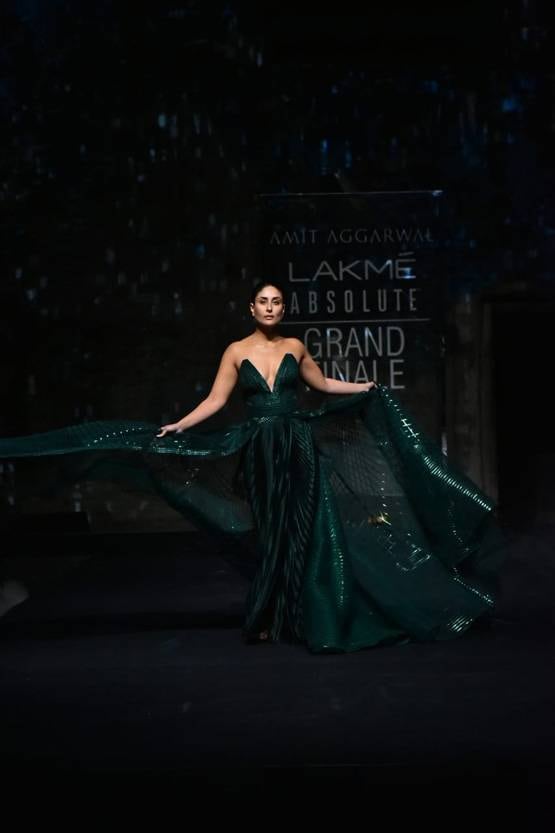 Lakme Fashion Week: ग्रीन गाउन में करीना कपूर ने किया रैंप वॉक