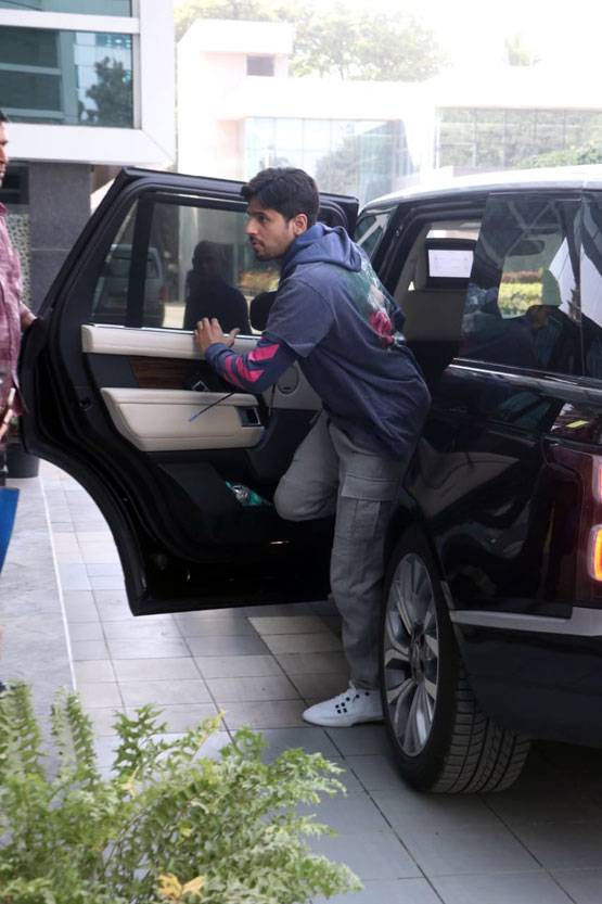 सिद्धार्थ मल्होत्रा के साथ स्पॉट हुईं कियारा आडवाणी, देखें तस्वीरें