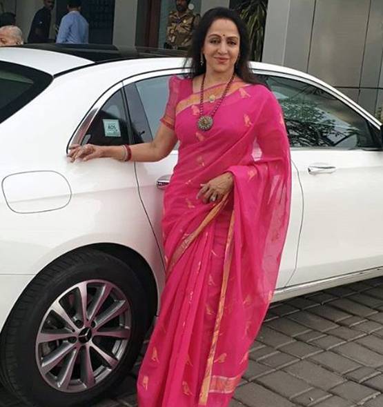 ये हैं बॉलीवुड की एवरग्रीन ब्यूटीज, 50 साल के पार भी कायम है जलवा