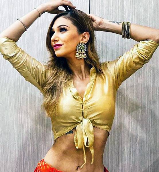 जसलीन मथारू की शॉर्ट पैंट्स पर मचा बवाल, शो में संजना संग हुई कैटफाइट