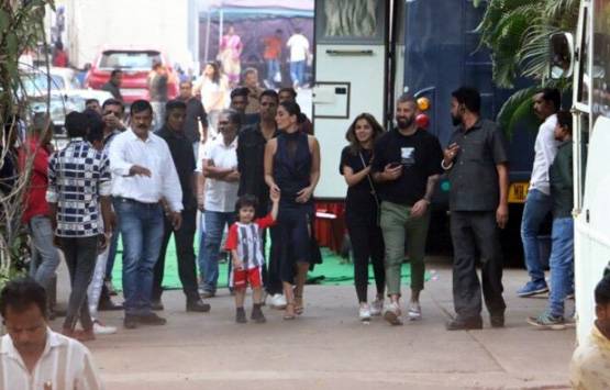 तैमूर को गोद में लिए दिखीं करीना, फोटोज में देखें मां-बेटे की बॉन्डिंग