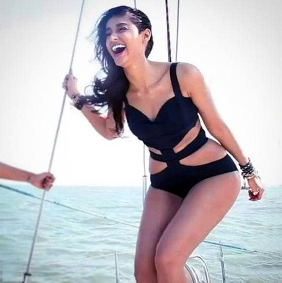 ब्लैक बिकिनी में इलियाना का बोल्ड अंदाज, वायरल हो रही स्टनिंग तस्वीरें