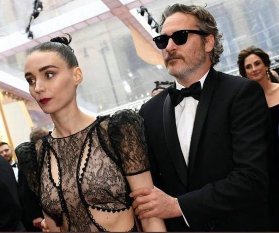 Oscar: मंगेतर का हाथ थामे पहुंचे जोकर स्टार, दिखी रोमांटिक केमिस्ट्री