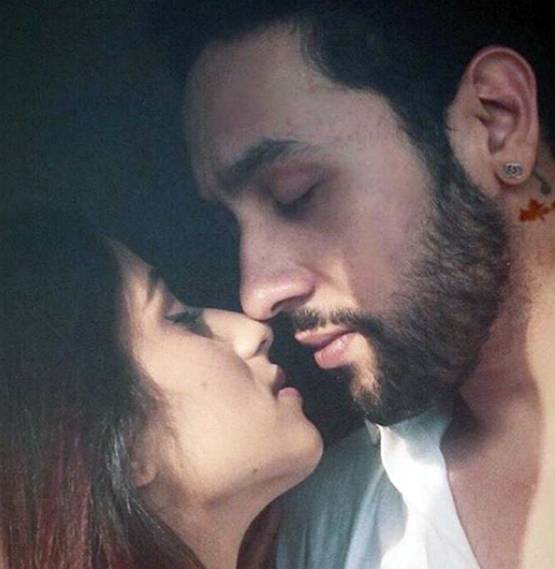 कंगना के को-स्टार ने शेयर की 'न्यूड फोटो', मिली सलाह- कपड़े पहनो, लगेगी ठंड