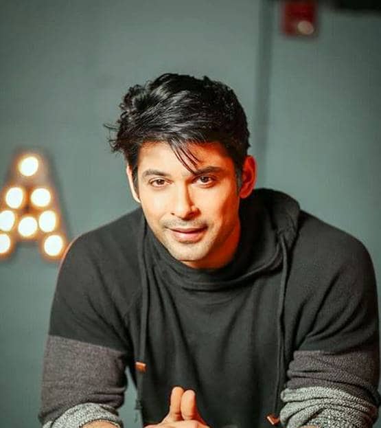 BB ट्रॉफी संग सिद्धार्थ की तस्वीरें वायरल, मां-बहन संग यूं बांटी खुशी