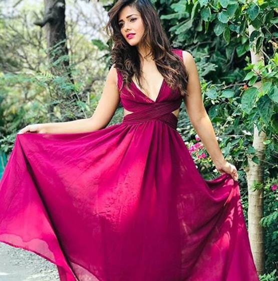 बिग बॉस कंटेस्टेंट दलजीत का बोल्ड लुक, बैक फ्लॉन्ट करते हुए शेयर की फोटो