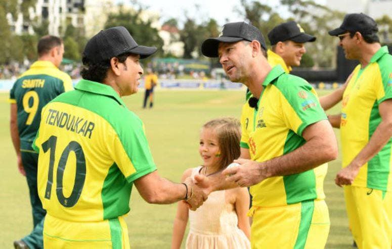 VIDEO: मैदान पर उतरे सचिन तेंदुलकर, चौके जड़कर फैंस का दिल जीता