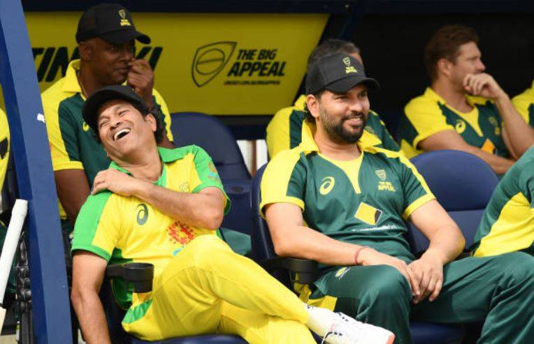 VIDEO: मैदान पर उतरे सचिन तेंदुलकर, चौके जड़कर फैंस का दिल जीता