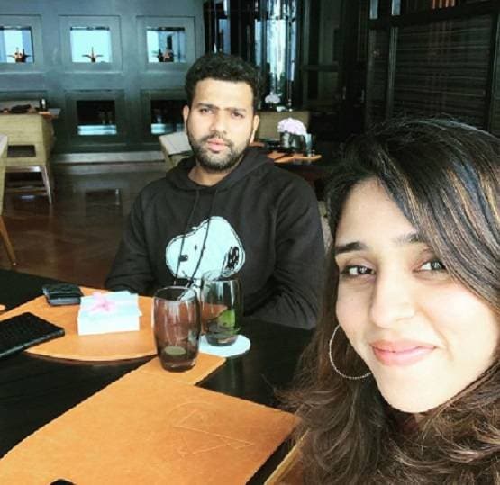 हिटमैन ने जहां सीखी बल्लेबाजी, वहीं घुटने पर बैठ रितिका को किया था प्रपोज