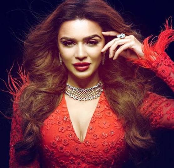 रियल लाइफ में इतनी बोल्ड और ग्लैमरस हैं 'टीवी की नागिन' आशका गोराडिया