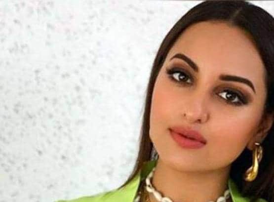 सोनाक्षी ने फोटो शेयर कर लिखा- देखो...मगर प्यार से, लोगों ने किया ट्रोल