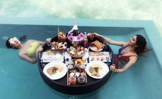 वेकेशन के लिए मालदीव पहुंचीं मौनी रॉय, रेड मोनोकनी में दिया पोज