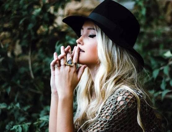 मॉडल का दावा, हद से ज्यादा हॉट होने पर टिंडर ने कर दिया ब्लॉक