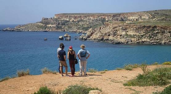 हाथों के बल खड़े होकर कर रहा था स्टंट, 100 फीट गहरी खाई में गिरकर मौत