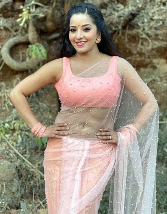 मोनोकनी में मोनालिसा का बोल्ड लुक, शेयर की स्विमिंग पूल की तस्वीरें