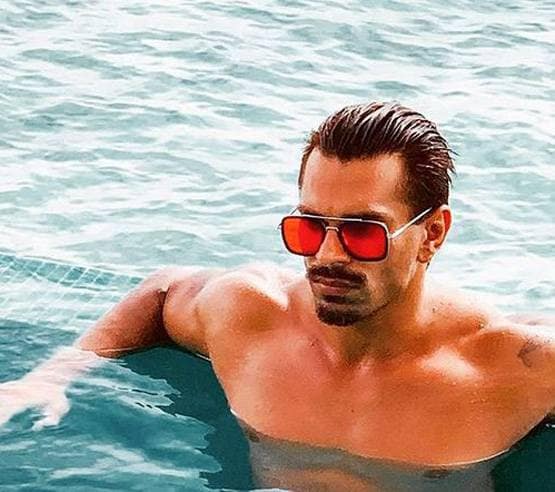 मालदीव हॉलिडे पर रोमांटिक हुए बिपाशा-करण, पूल में किया लिपलॉक