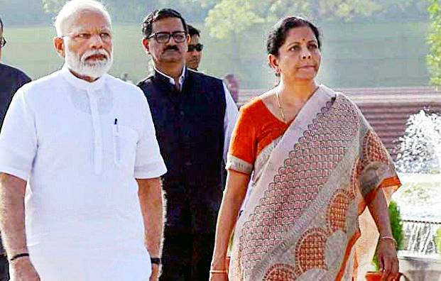 JNU से पढ़ाई, कांग्रेस नेता की बहू, ऐसा है वित्त मंत्री निर्मला का परिवार