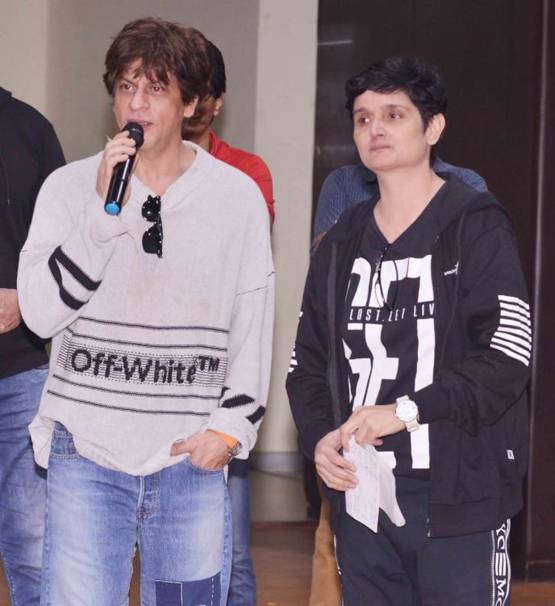 जब शाहरुख को बेटे अबराम ने मारी किक, निकल गई SRK की चीख