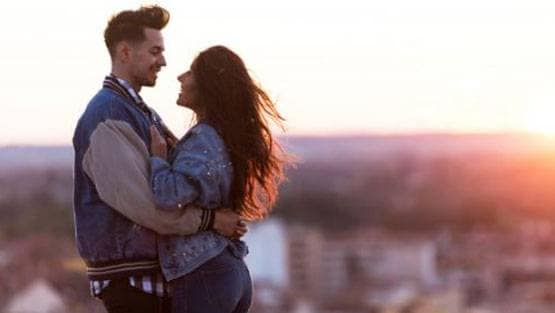 गर्लफ्रेंड के बदलते मूड से हैं परेशान? उसकी राशि में छुपा है राज