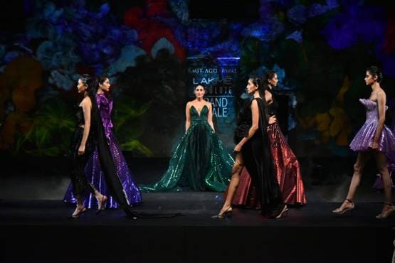 Lakme Fashion Week: ग्रीन गाउन में करीना कपूर ने किया रैंप वॉक