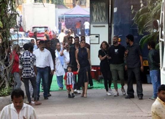 तैमूर को गोद में लिए दिखीं करीना, फोटोज में देखें मां-बेटे की बॉन्डिंग