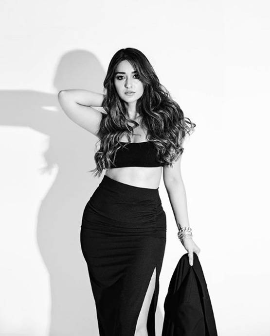 ब्लैक बिकिनी में इलियाना का बोल्ड अंदाज, वायरल हो रही स्टनिंग तस्वीरें