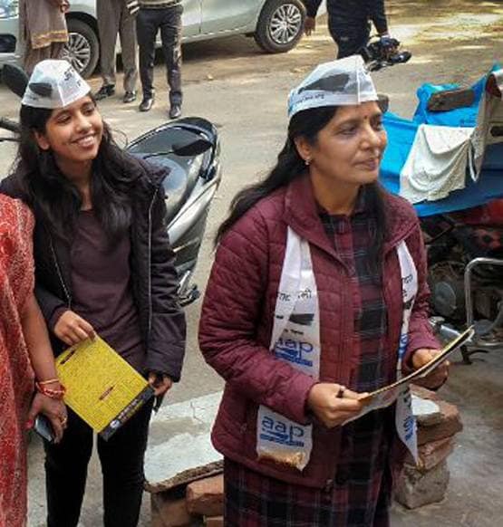 रात के 8 बजे केजरीवाल ने खटखटाया था दरवाजा, बाहर आईं सुनीता, फिर...