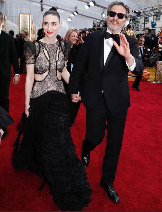 Oscar: मंगेतर का हाथ थामे पहुंचे जोकर स्टार, दिखी रोमांटिक केमिस्ट्री