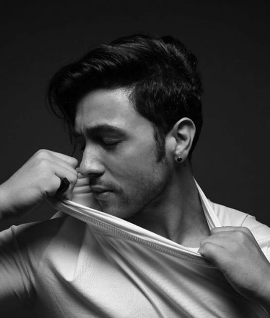 कंगना के को-स्टार ने शेयर की 'न्यूड फोटो', मिली सलाह- कपड़े पहनो, लगेगी ठंड