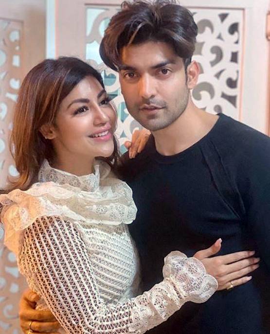 देबीना बनर्जी ने शेयर की बोल्ड तस्वीरें, बाथटब में दिए पोज