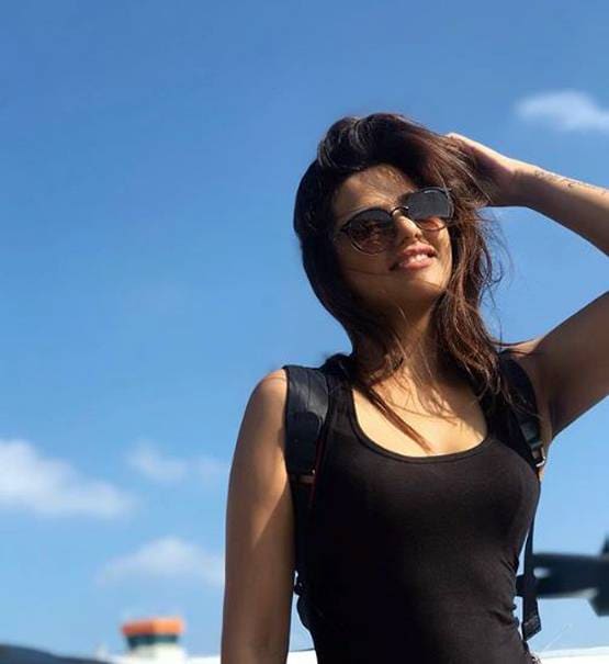 बिग बॉस कंटेस्टेंट दलजीत का बोल्ड लुक, बैक फ्लॉन्ट करते हुए शेयर की फोटो