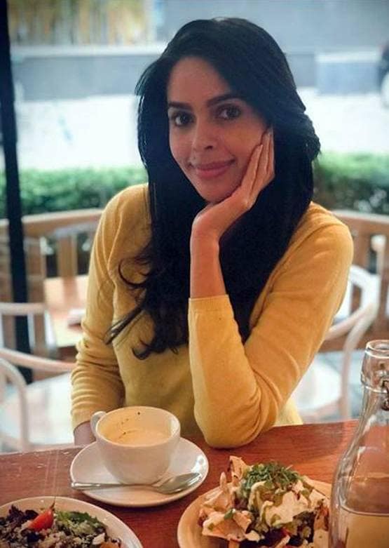 मल्लिका शेरावत ने शेयर की टॉपलेस फोटोशूट की तस्वीर, दिखा बोल्ड अंदाज