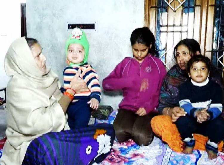 पुलवामा का एक सालः शहीद की पत्नी से ससुराल वालों ने छीन लिए पैसे