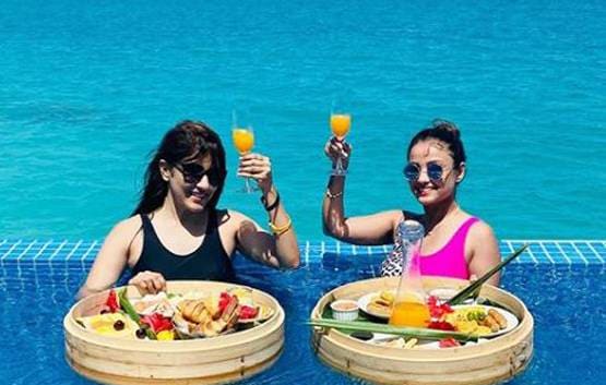 समंदर में 'टीवी की नागिन' का फ्लोटिंग ब्रेकफास्ट, बोल्ड लुक में आईं नजर